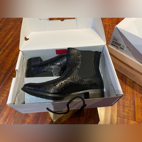 Never worn croc print patent bootie - Picture 3 of 3